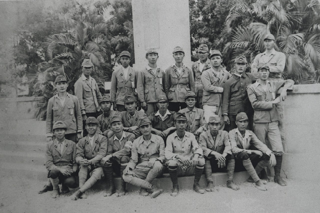 日據時代，日本殖民者在臺灣利用「皇民化運動」，將不少臺民洗腦成甘願為軍國主義奉獻的奴僕。此照片即1943年由當地公務員組成的「北斗防衛團」，於「北白川宮能久親王御舍營之址」紀念碑（位於今臺灣省彰化縣北斗鎮）前留下的合照。(圖片來自「國家文化記憶庫」網站)