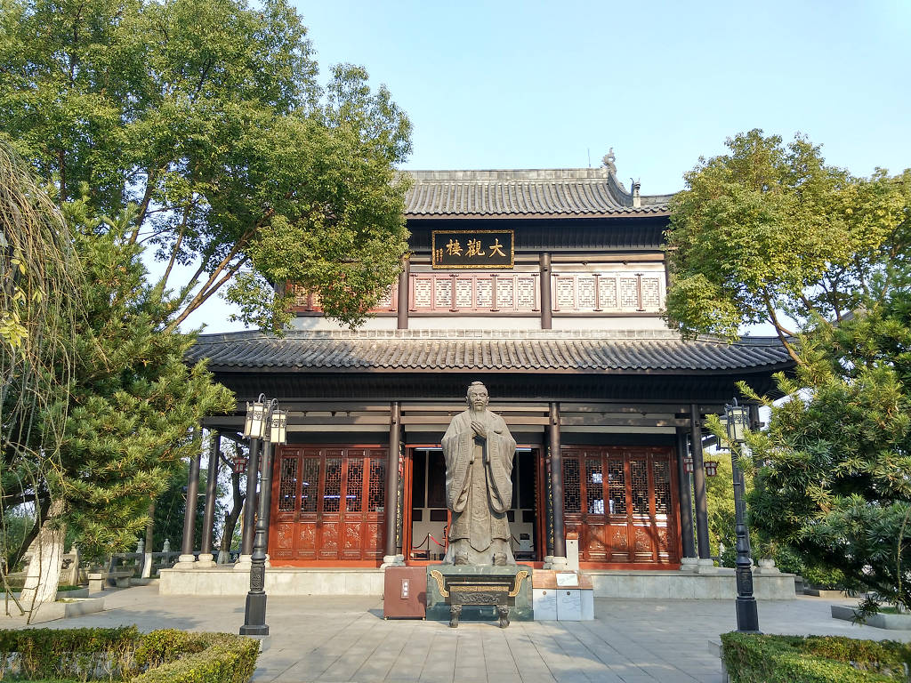 石鼓書院大觀樓與孔子像。