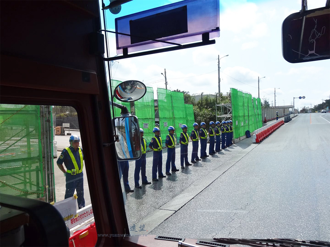 筆者在車上拍下為了防止抗議群眾的日本警察隊伍