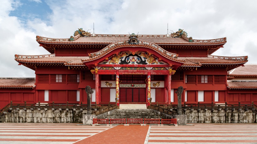 首里城在經歷1928年修復工程後、2019年發生火災前的正殿前大龍柱。（圖片擷取維基百科）