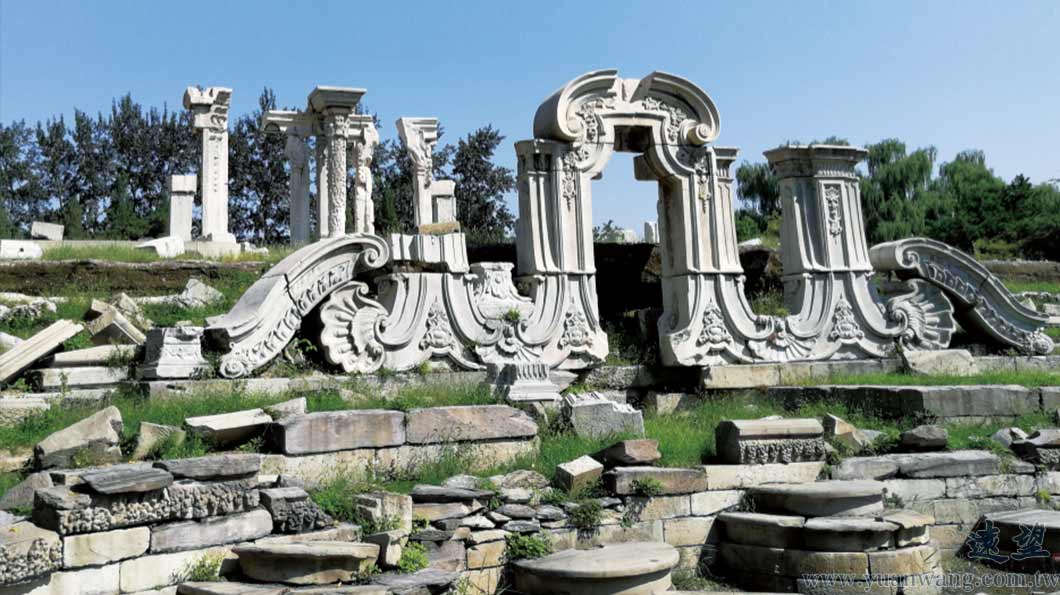 圖為今日的圓明園遺址，昔日有「萬園之園」美名的圓明園，先後於1860年英法聯軍及1900年八國聯軍慘遭劫掠，圓明園部分的建築更被焚毀。對此，法國文學家雨果曾公開斥責英法聯軍火燒圓明園的「強盜行徑」，此後圓明園亦經歷數次洗劫。清末西力東漸，在西方的船堅炮利的侵襲下，造就「強權即公理」的國際秩序，中國受盡西方的侮辱和侵略。