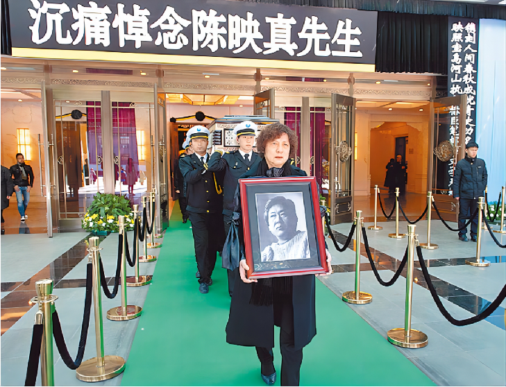 4647ad14-e937-4fa2-9fb8-43457b854265.png 陳映真遺孀陳麗娜,於北京舉行的陳映真告別式上捧著亡夫遺照步出禮堂。可嘆的是,在陳映真所出生的臺灣島上,能真正認識與繼承其統一理想的人士並不多。(圖片來自中國新聞網) 4647ad14-e937-4fa2-9fb8-43457b854265.png 陳映真遺孀陳麗娜,於北京舉行的陳映真告別式上捧著亡夫遺照步出禮堂。可嘆的是,在陳映真所出生的臺灣島上,能真正認識與繼承其統一理想的人士並不多。(圖片來自中國新聞網)