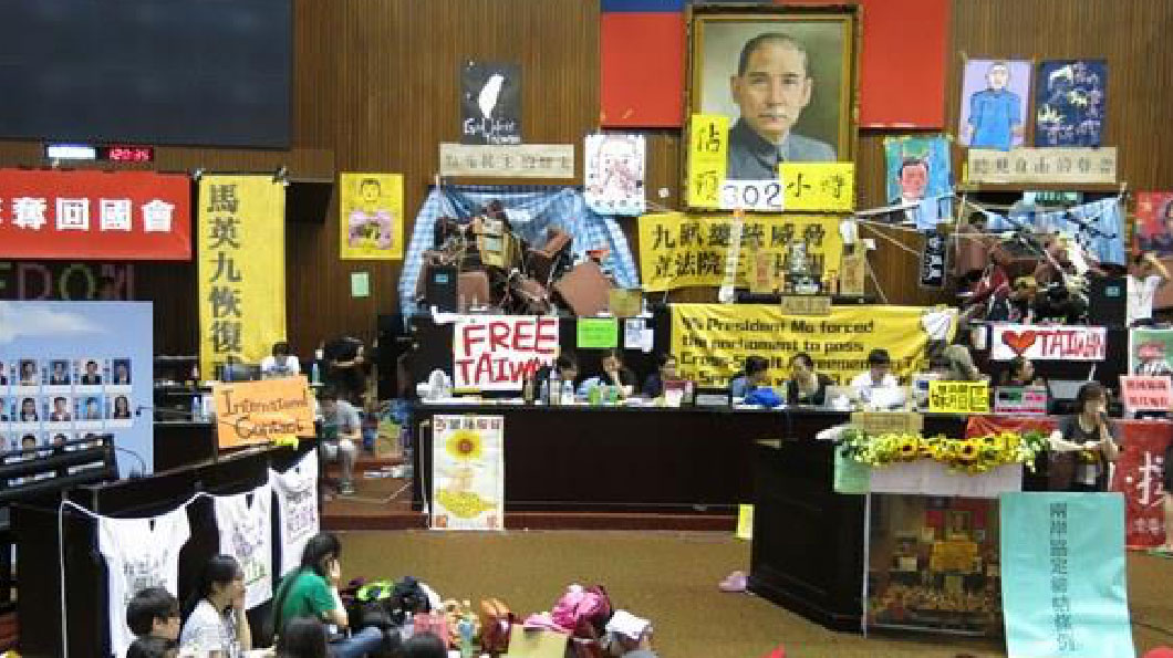 發生於2014年3至4月的太陽花學運是一次以本土化之名，行分離主義之實的群眾運動。太陽花學運反映的問題在「認同層次」，而非「政策層次」，因此，臺灣人國族認同的轉變才是引起太陽花學運的根源，關於「《服貿協議》能為臺灣帶來多少經濟利弊」，或「《服貿協議》審查過程是否為黑箱作業」的討論都不是真問題。