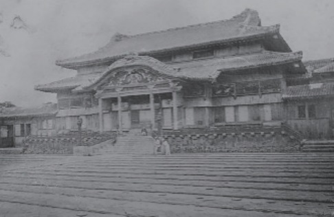 2019年10月31日，首里城遭祝融肆虐，災後首里城大龍柱仍倖存。（圖片擷取自「冲繩觀光會議局」官網）