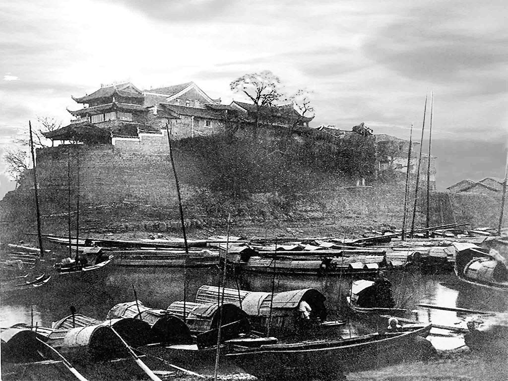 今日石鼓書院即是大抵按此舊照重建。