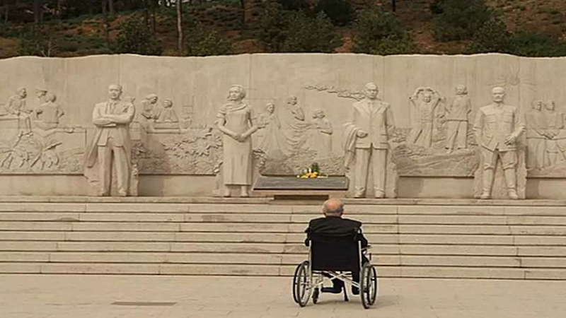 2016年4月16日上午,陳明忠和臺灣統派人士拜謁北京西山無名烈士紀念碑。這是大陸唯一紀念在臺灣隱蔽戰線上犧牲的烈士的公共設施。圖為陳明忠先生獨自面對紀念碑。 2016年4月16日上午,陳明忠和臺灣統派人士拜謁北京西山無名烈士紀念碑。這是大陸唯一紀念在臺灣隱蔽戰線上犧牲的烈士的公共設施。圖為陳明忠先生獨自面對紀念碑。