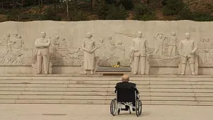 2016年4月16日上午，陳明忠和臺灣統派人士拜謁北京西山無名烈士紀念碑。這是大陸唯一紀念在臺灣隱蔽戰線上犧牲的烈士的公共設施。圖為陳明忠先生獨自面對紀念碑。