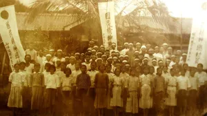 日據時期的皇民化運動主要分為1936年底至1940年第一階段的「國民精神總動員」，重點在於「確立對時局的認識，強化國民意識」。及1941年到1945年第二階段的「皇民奉公運動時期」，主旨在徹底落實日本皇民思想，強調挺身實踐，驅使臺灣人為日本帝國盡忠。