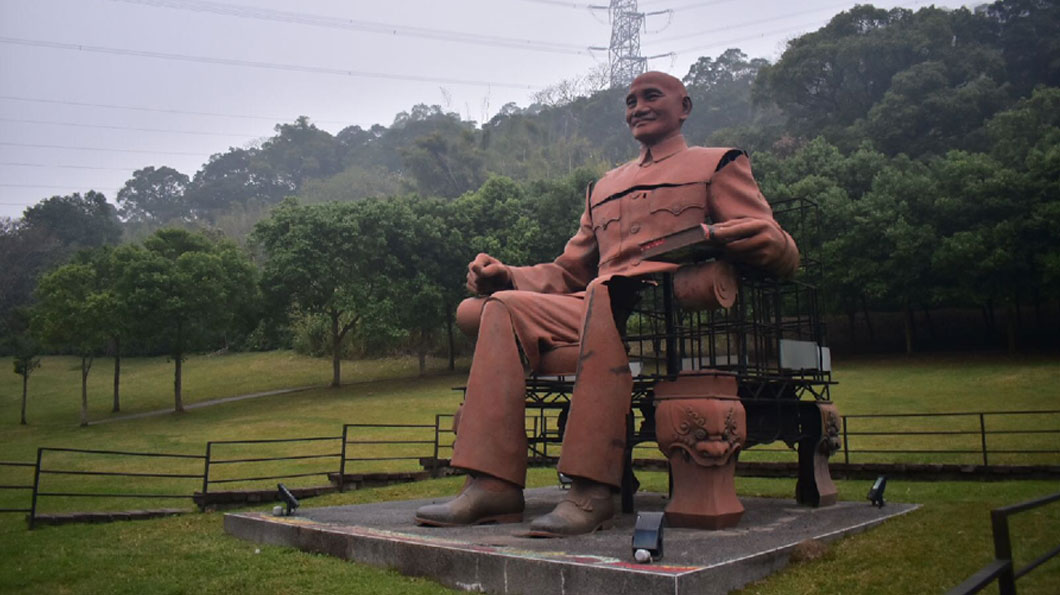 以蔣介石雕像做為主題的慈湖紀念雕塑公園，園中的燈幾乎全被砸毀。