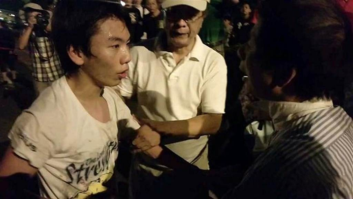 在臺獨教育的扭曲下，臺灣學生喪失的不但是中國認同，連基本親情道德也瀕臨淪喪，如參與2015年「反課綱運動」的高中學生周天觀（左），便推打想帶其回家的父親（右一），事後還在臉書發帖表態不後悔打了父親，足見臺獨教育的可怕與敗德是多麼惡劣。