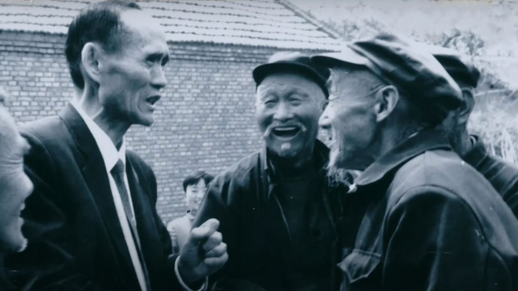 獲頒2012年度「感動中國十大人物」的高秉涵曾說「這海峽好淺好淺，深不過我的遺憾」。在兩岸開放探親前，他如獲至寶地珍藏著故鄉的泥土，不捨地分次掺在茶水中咽下「家鄉的味道」；1987至今，他頻繁地往返兩岸，帶著百名老兵的骨灰返回故里，落葉歸根。然而，他的孫兒輩受訪時卻不假思索地說「我爺爺是中國人，我是臺灣人」。