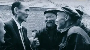 獲頒2012年度「感動中國十大人物」的高秉涵曾說「這海峽好淺好淺，深不過我的遺憾」。在兩岸開放探親前，他如獲至寶地珍藏著故鄉的泥土，不捨地分次掺在茶水中咽下「家鄉的味道」；1987至今，他頻繁地往返兩岸，帶著百名老兵的骨灰返回故里，落葉歸根。然而，他的孫兒輩受訪時卻不假思索地說「我爺爺是中國人，我是臺灣人」。