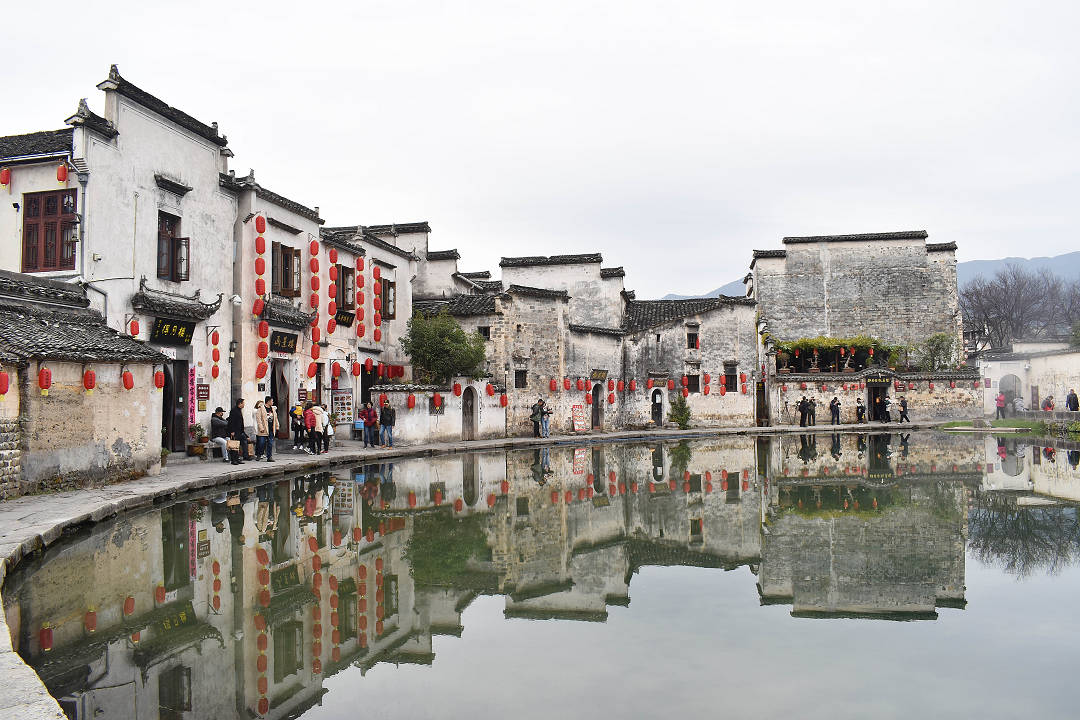 月沼與貫穿村子的水渠，描繪著宏村人傍水而生的穩定生活。