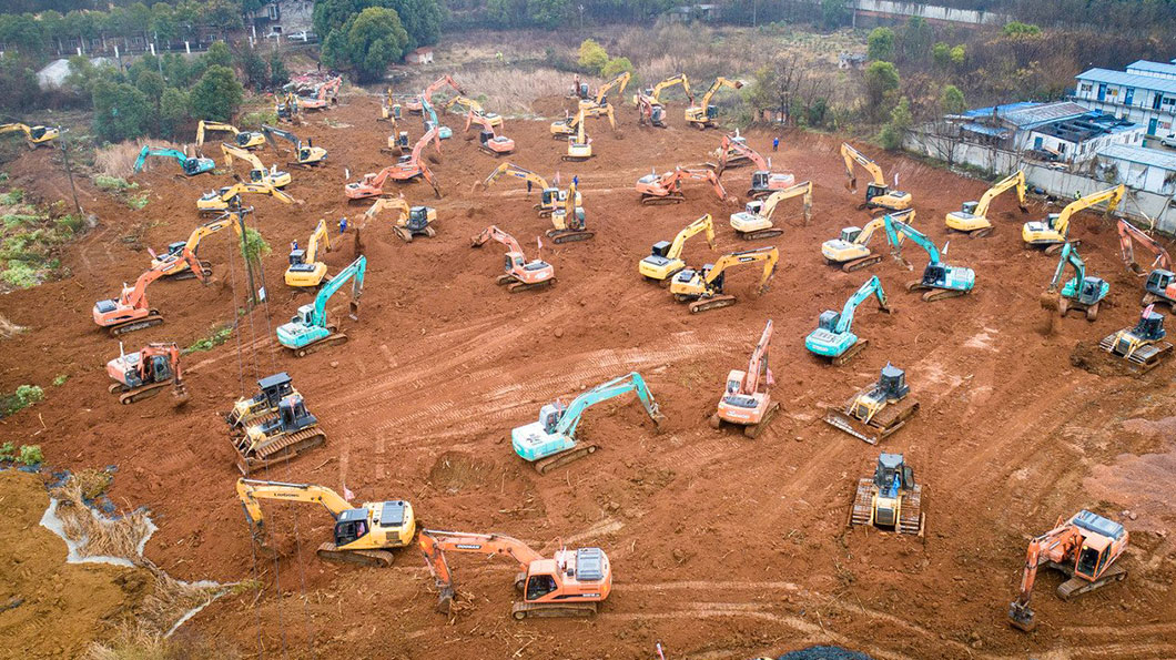 2020年1月25日，武漢政府宣布興建集中收治受2019新型冠狀病毒感染的病患的火神山醫院和雷神山醫院，並分別於2月2日和5日竣工。兩所醫院參照2003年應對非典的北京小湯山模式收治確診患者，高效、及時地統籌調配醫療資源。