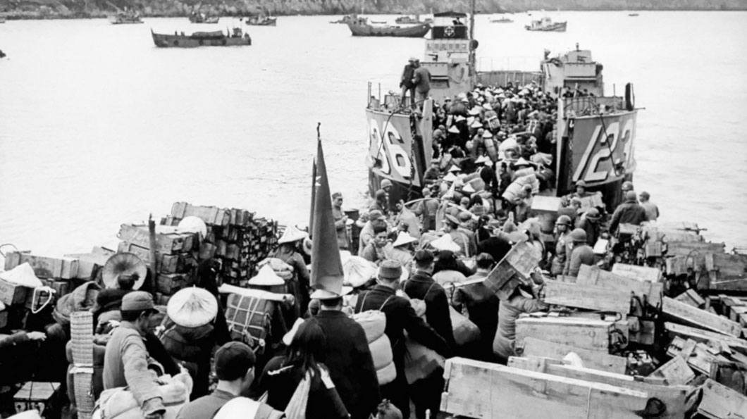 1955年國民黨軍在美軍第七艦隊護航下，將兩萬餘名浙江省的大陳島軍民遷至臺灣。這些摧家毀舍、離鄉背井的「大陳義胞」，被分散安置於臺灣島上或移防至金門、馬祖，生活相當困苦。