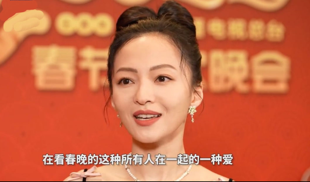 2022年中國臺灣歌手張韶涵登上央視春晚舞台，其受訪時脫口說出的標準普通話受到大陸人民稱許，卻遭臺獨狠狠嘲諷，顯見臺獨將「臺灣腔」視為「國家」認同的荒謬居心。(轉自微博@央視新聞)