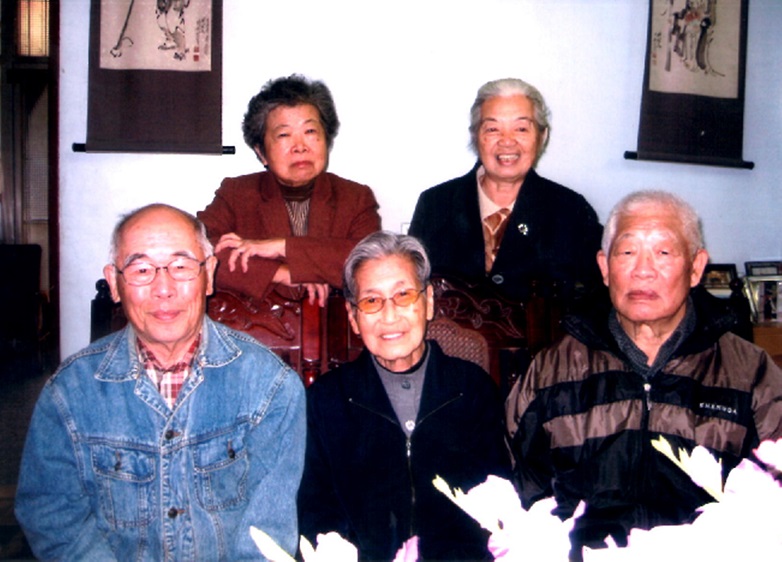 「省工委郵電案」同案的老同學多年後的合照。後排：林坦（左）判刑7年；周淑貞（右）7年。前排：王文清（左）15年；許金玉（中）15年；劉建修（右）15年（出自劉建修《1950年代臺灣白色恐怖檔案》）