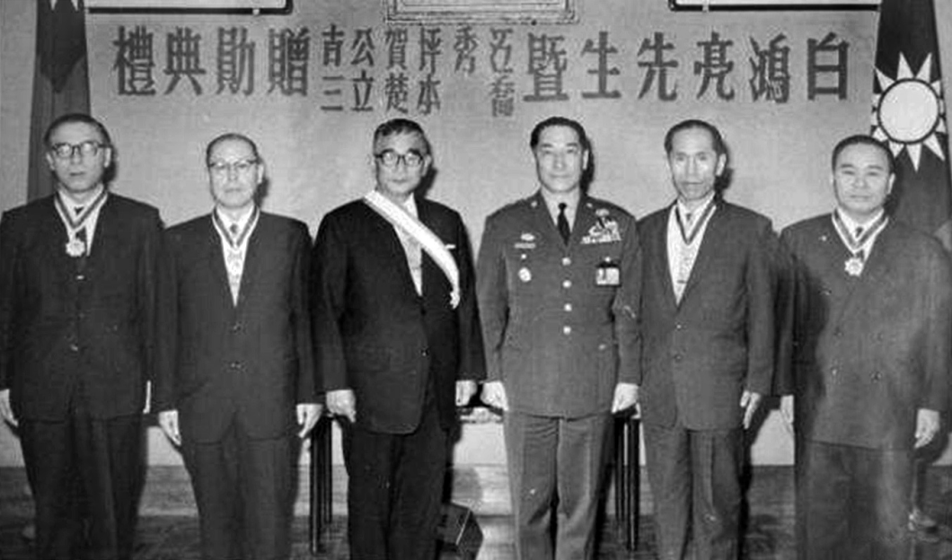 1949年，蔣介石向侵華戰爭日軍最高長官崗村寧次（曾任日本中國派遣軍總司令官）祕密提出聘請舊日本軍官的軍事協助請求，以富田直亮（化名白鴻亮，曾任華南派遣軍參謀長）為首的軍事顧問團「白鴻亮軍事顧問團」（也被稱為「白團」，既是簡稱，同時取其與「共產黨紅軍」對抗之意）由此成立，隨後赴臺訓練軍隊並協助擬定針對共產黨的軍事作戰計畫。白團成員大多參與過侵華戰爭，有著與共產黨交戰的豐富經驗，在蔣介石的庇護下取中國名以掩藏身分與經歷。