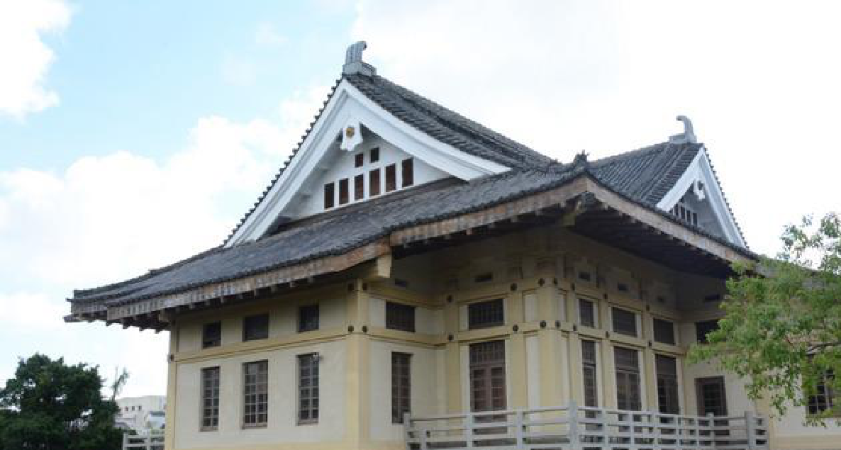 位於臺南孔廟後方的武德殿──原本為歷史悠久、傳承中國文化的海東書院，卻於日據時期被拆除，取而代之的為代表日本武士道的武德殿。時至今日，被殖民者所拆的中國文化載體不被今人所惋惜、修復，反之，殖民者所建的武德殿卻成了受保護的「古蹟」，成為忠義國小的小禮堂。