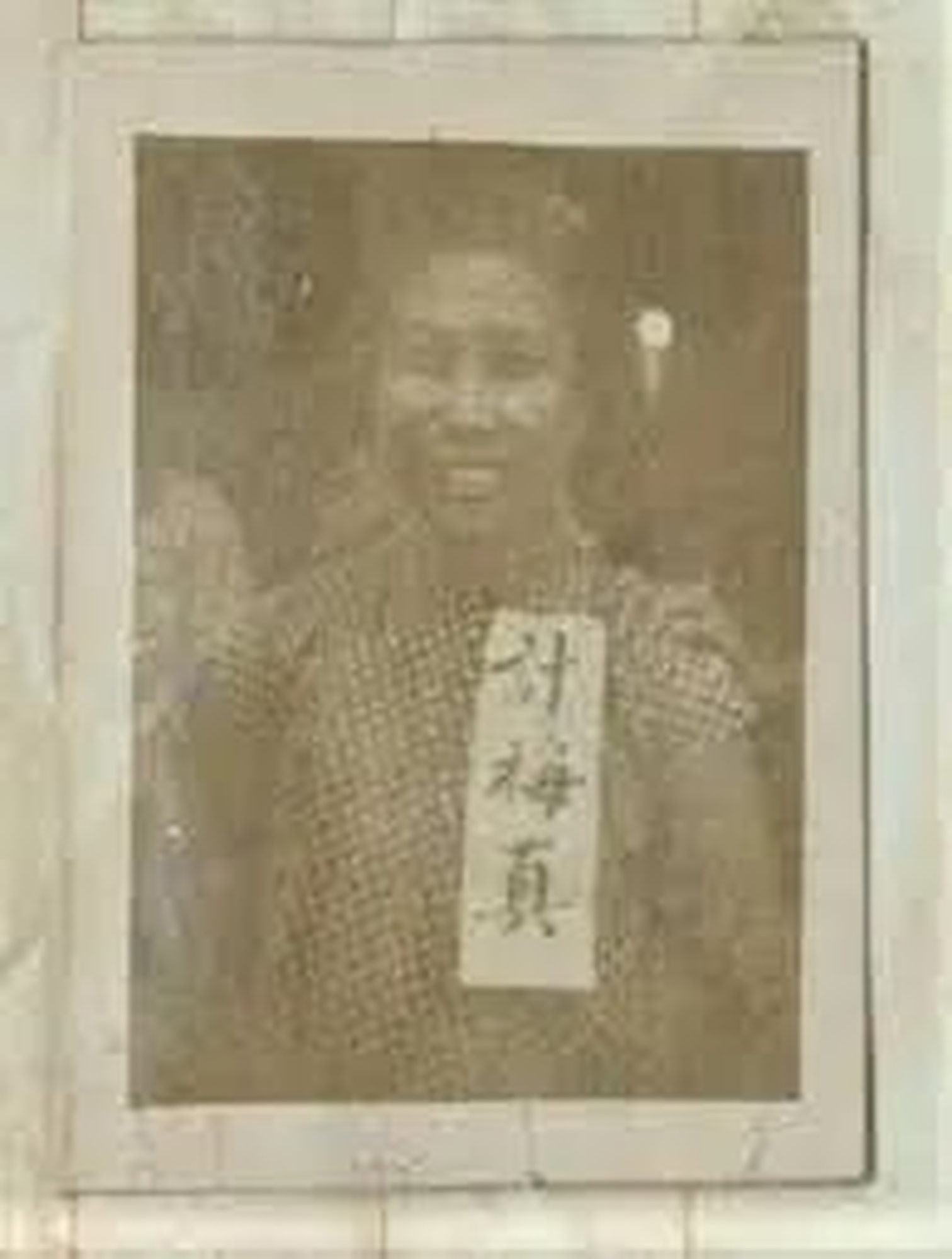 計梅真臨刑前燦爛的笑容，展現其視死如歸的從容。
