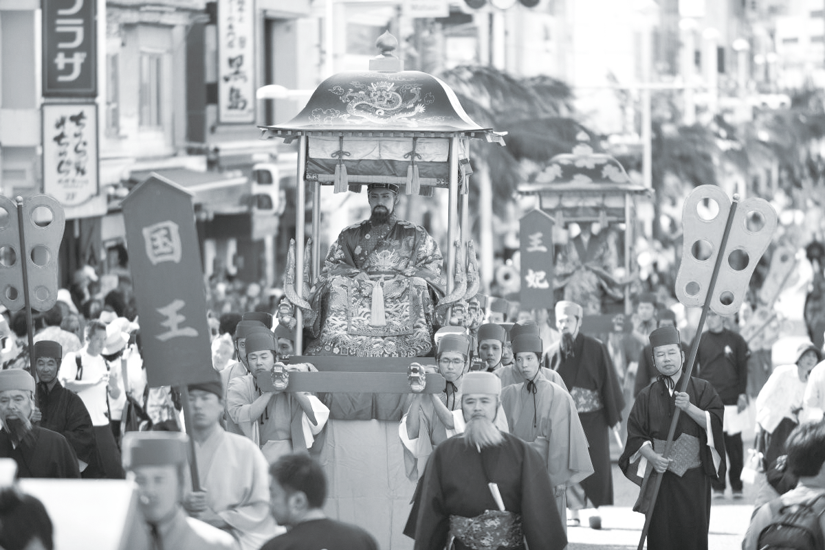 琉球當地每年都會舉辦「首里城祭」，重現明清時期中國冊封使抵達琉球舉行冊封儀式的盛景。「琉球王朝繪卷行列」是首里城祭的活動之一，「琉球國王」和「琉球國王妃」等數百位身著琉球王國傳統服飾的參與者，將在那霸市最繁華的國際通上遊行。圖為遊行活動中的琉球國王。