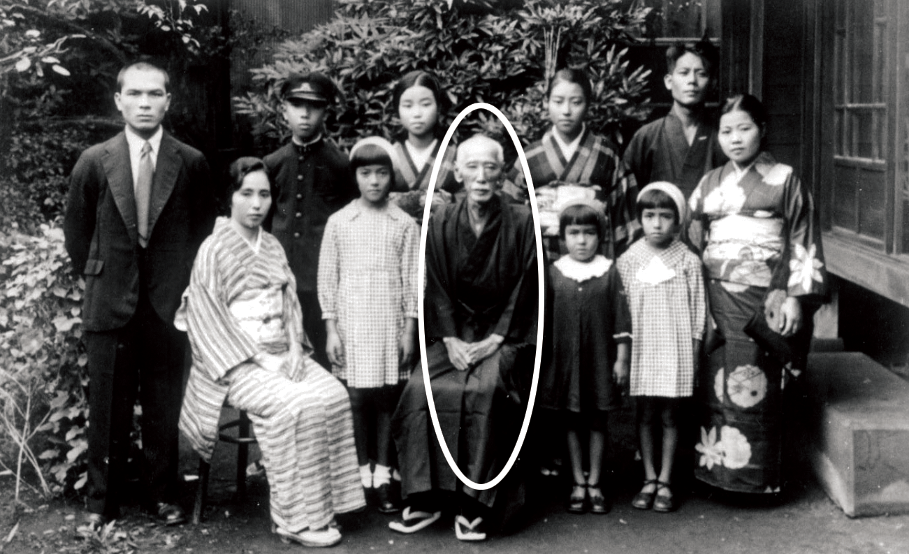 代表「新冲繩世代」的太田朝敷（首排左三）及其家人。（圖片取自那霸市歷史博物館）