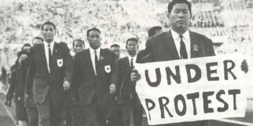 圖爲1960年奧運開幕式臺灣代表團手持“Under Protest”白布條抗議。